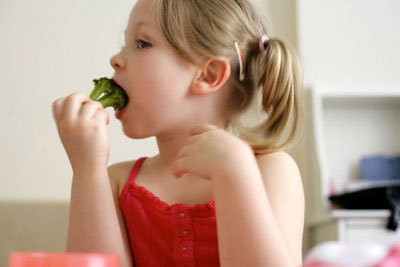 holčička s brokolicí